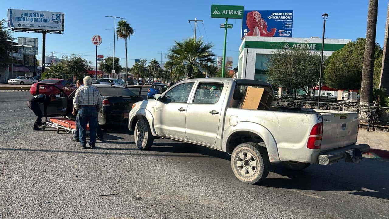 Se ´embarra´ en auto a los pies de Madero