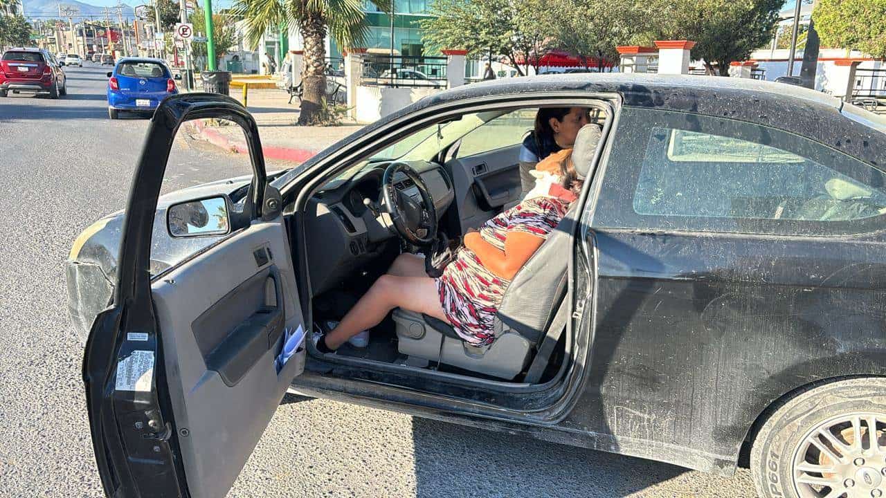 Se ´embarra´ en auto a los pies de Madero