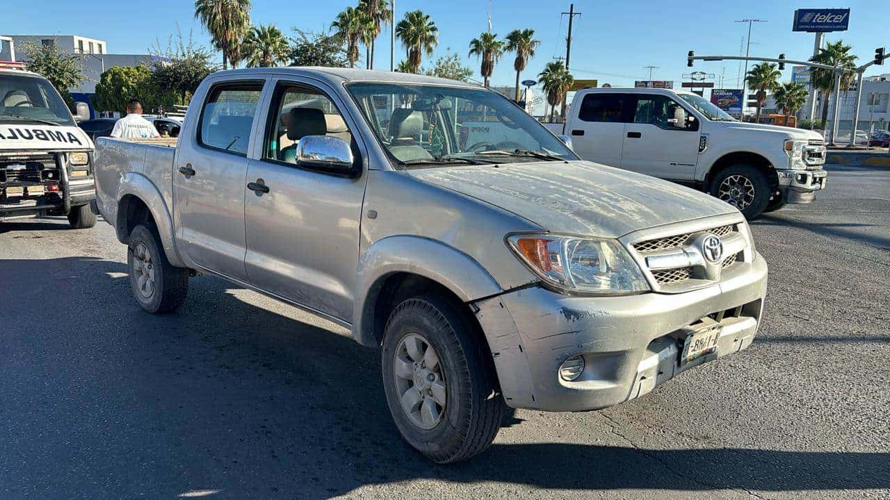 Se ´embarra´ en auto a los pies de Madero