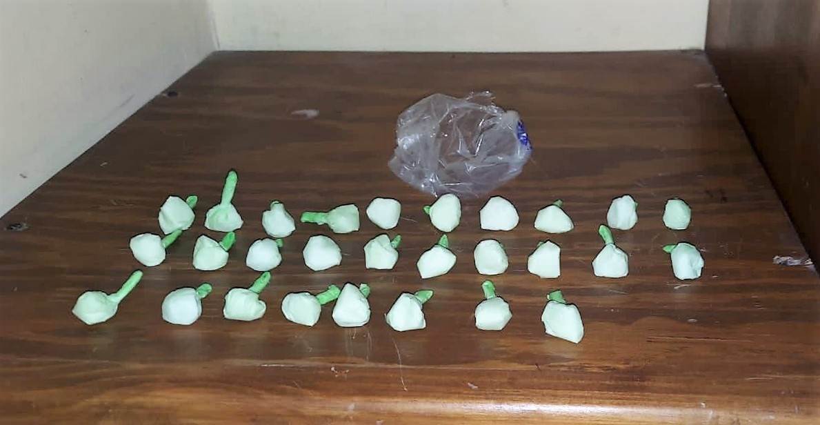 Fueron confiscados 18 envoltorios de la sustancia tóxica, la audiencia se retomará el 25 de noviembre.