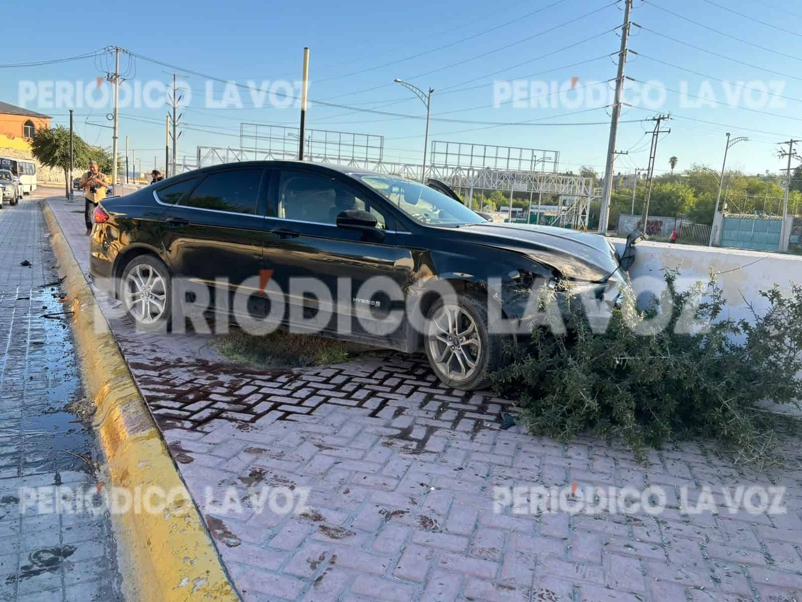 Choca poste, auto y remata en barda