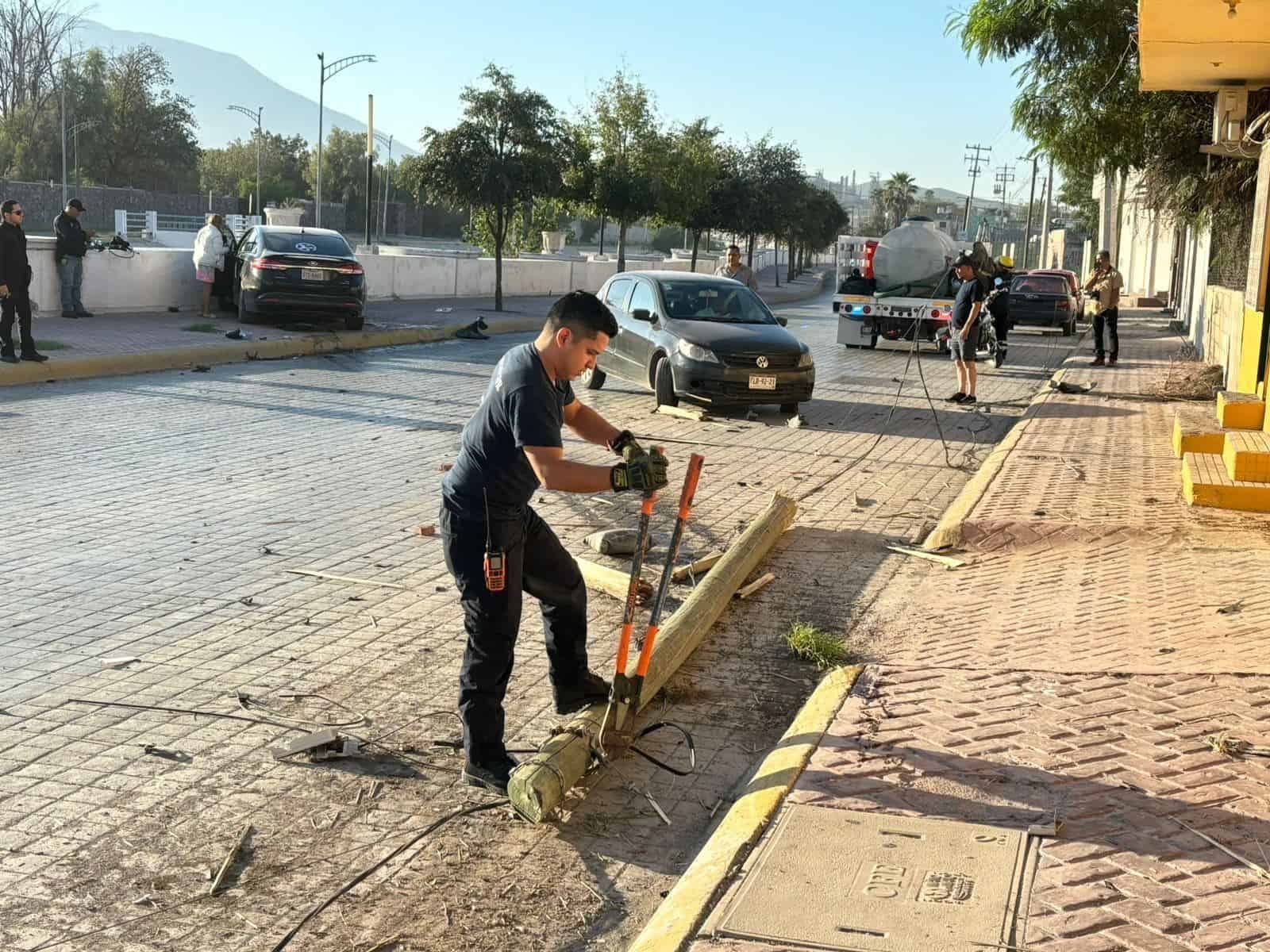 Choca poste, auto y remata en barda