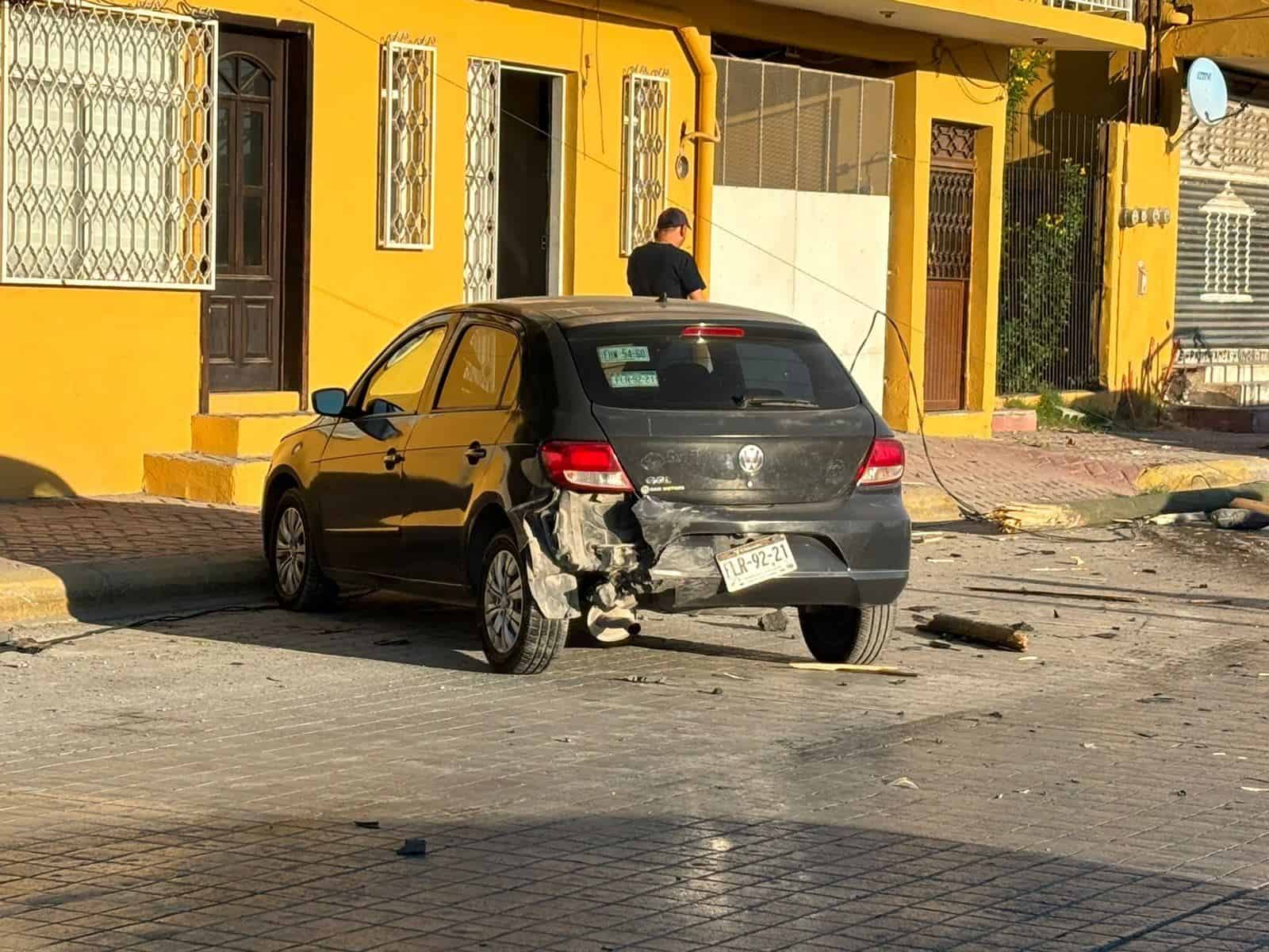 Choca poste, auto y remata en barda