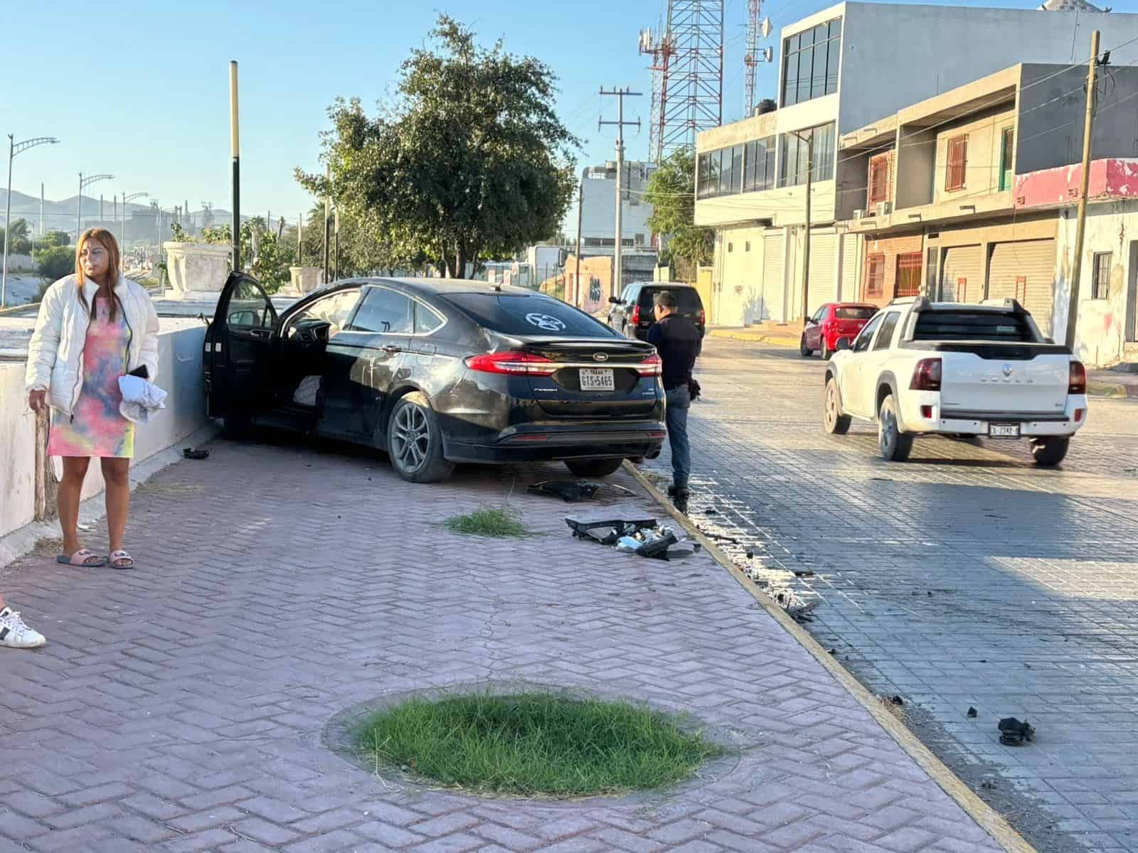 Choca poste, auto y remata en barda