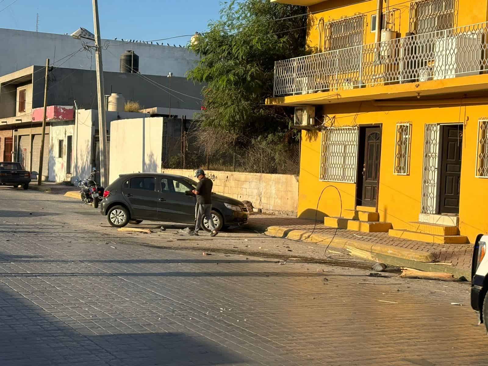 Choca poste, auto y remata en barda