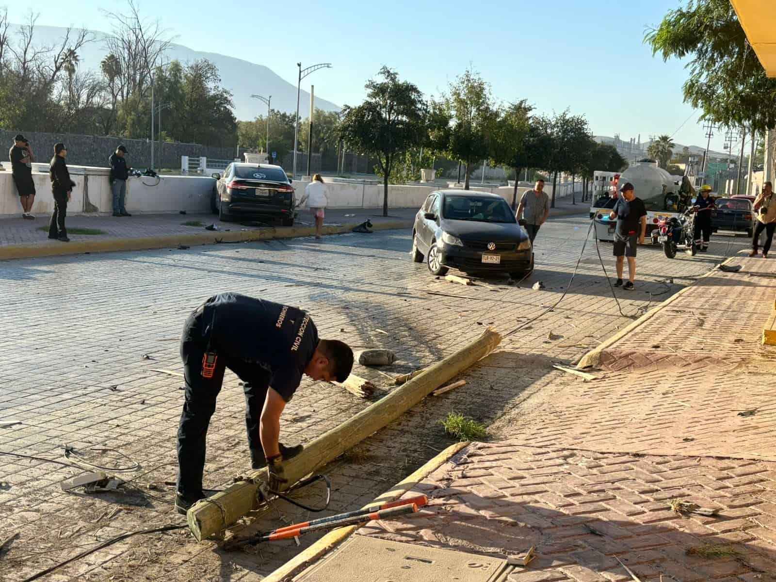 Choca poste, auto y remata en barda