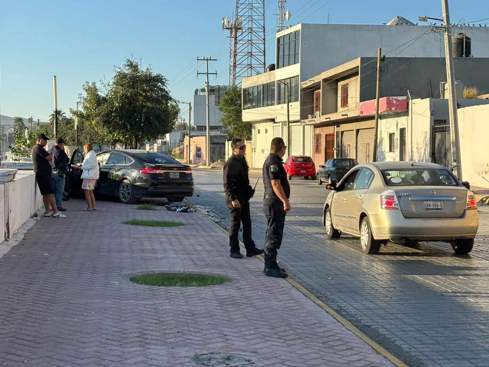 Choca poste, auto y remata en barda