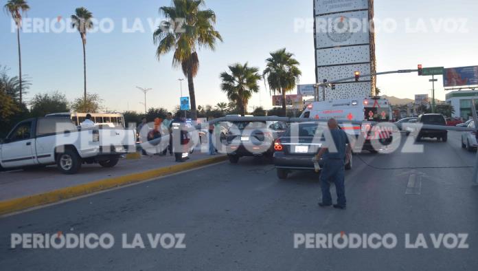 Estudiante provoca  aparatoso accidente