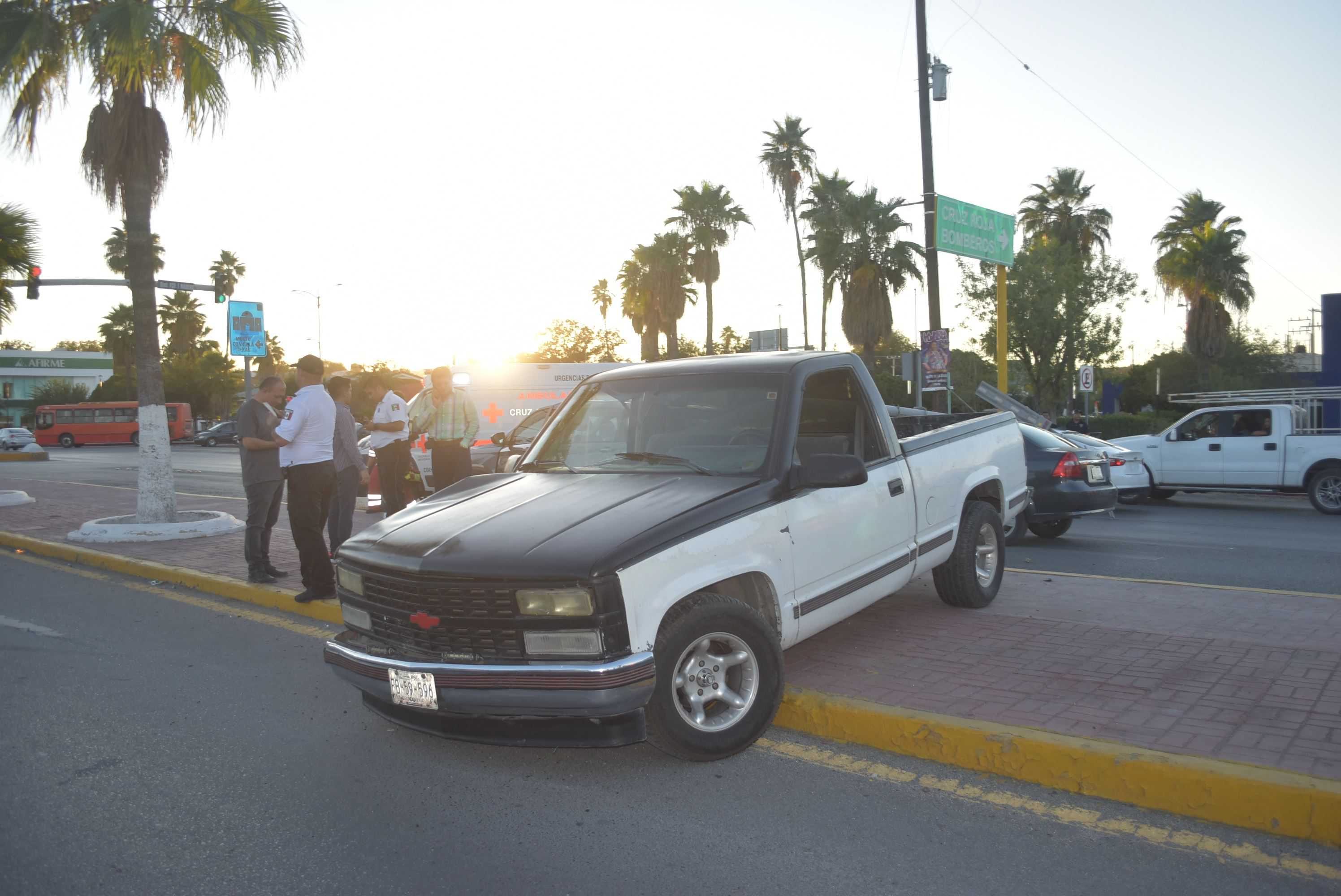 Estudiante provoca  aparatoso accidente