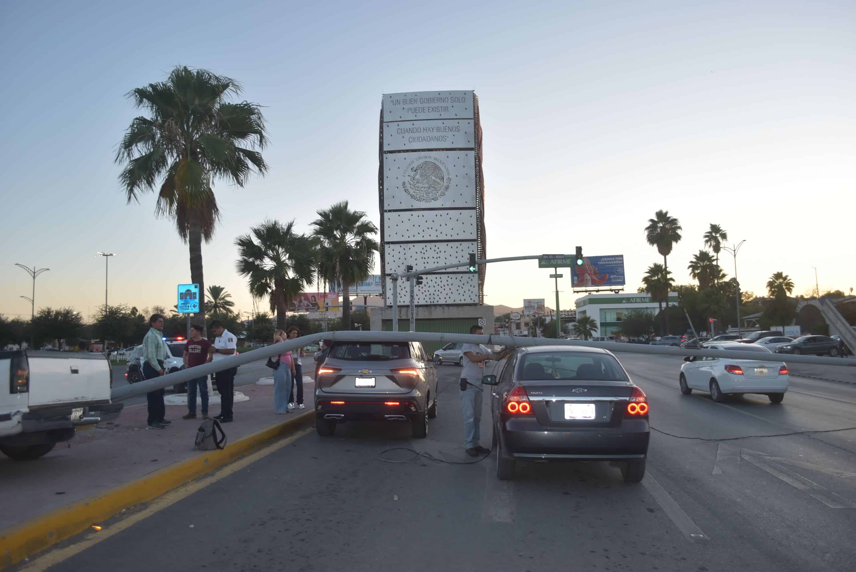 Estudiante provoca  aparatoso accidente
