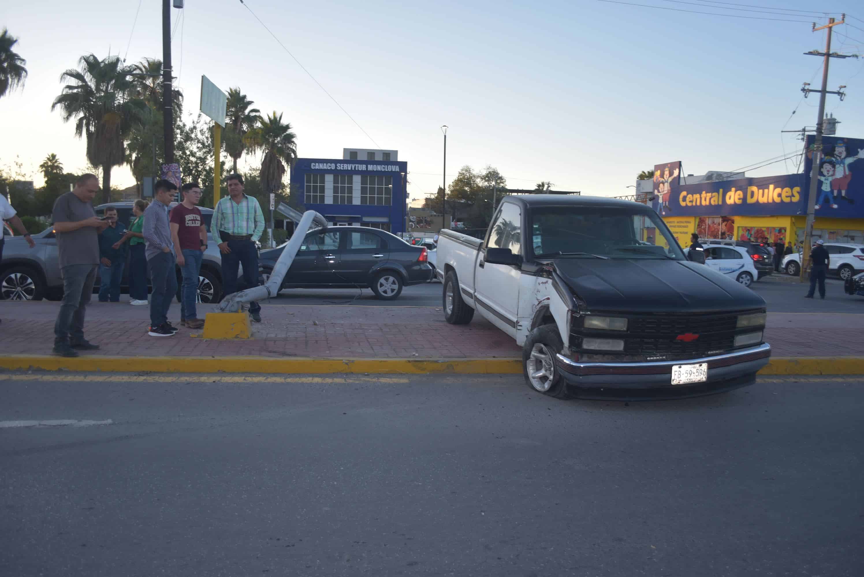 Estudiante provoca  aparatoso accidente