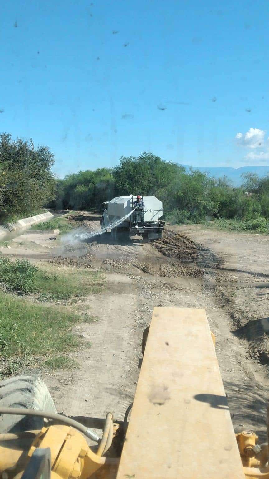 A través de Fomento Agropecuario, se desarrolla la rehabilitación del camino que une al ejido La Cruz y su anexo Colón.