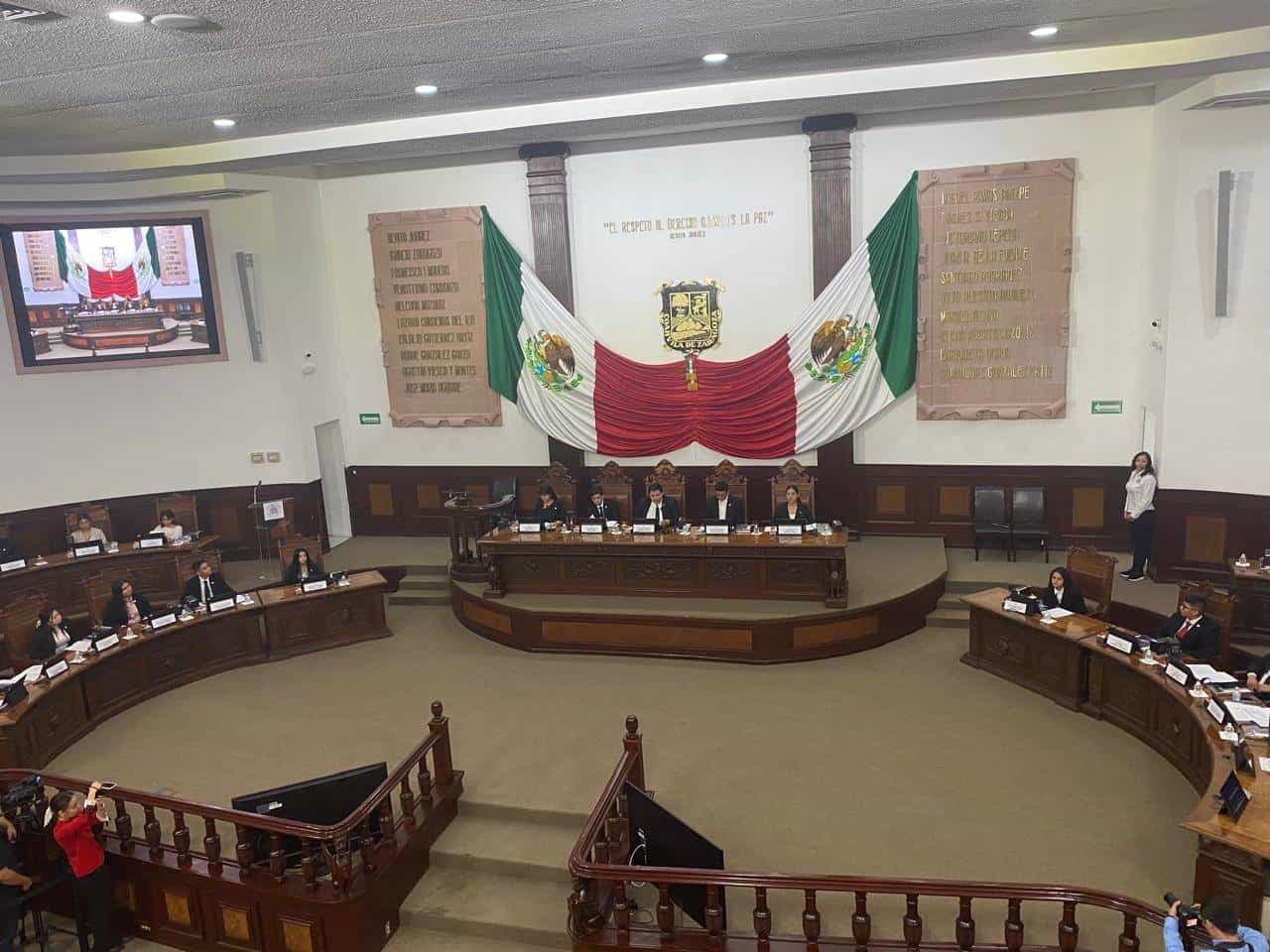 Presentan 25 Jóvenes Propuestas a Legisladores en Parlamento Juvenil 2024