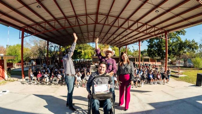 Vivir al Máximo: Ing. Raúl Arteaga Inspira a Estudiantes en Nava