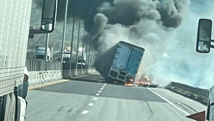 Se incendia tráiler en la Mty – Saltillo