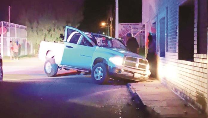 Aparatoso accidente deja daños materiales