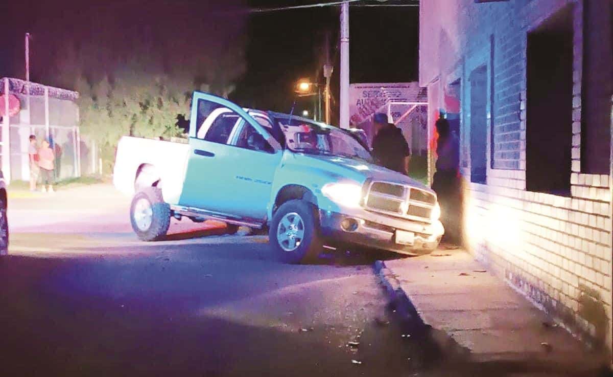 La camioneta Dodge Ram terminó sobre una banqueta.