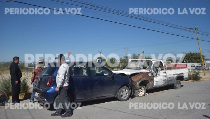 Choca de lleno vieja camioneta