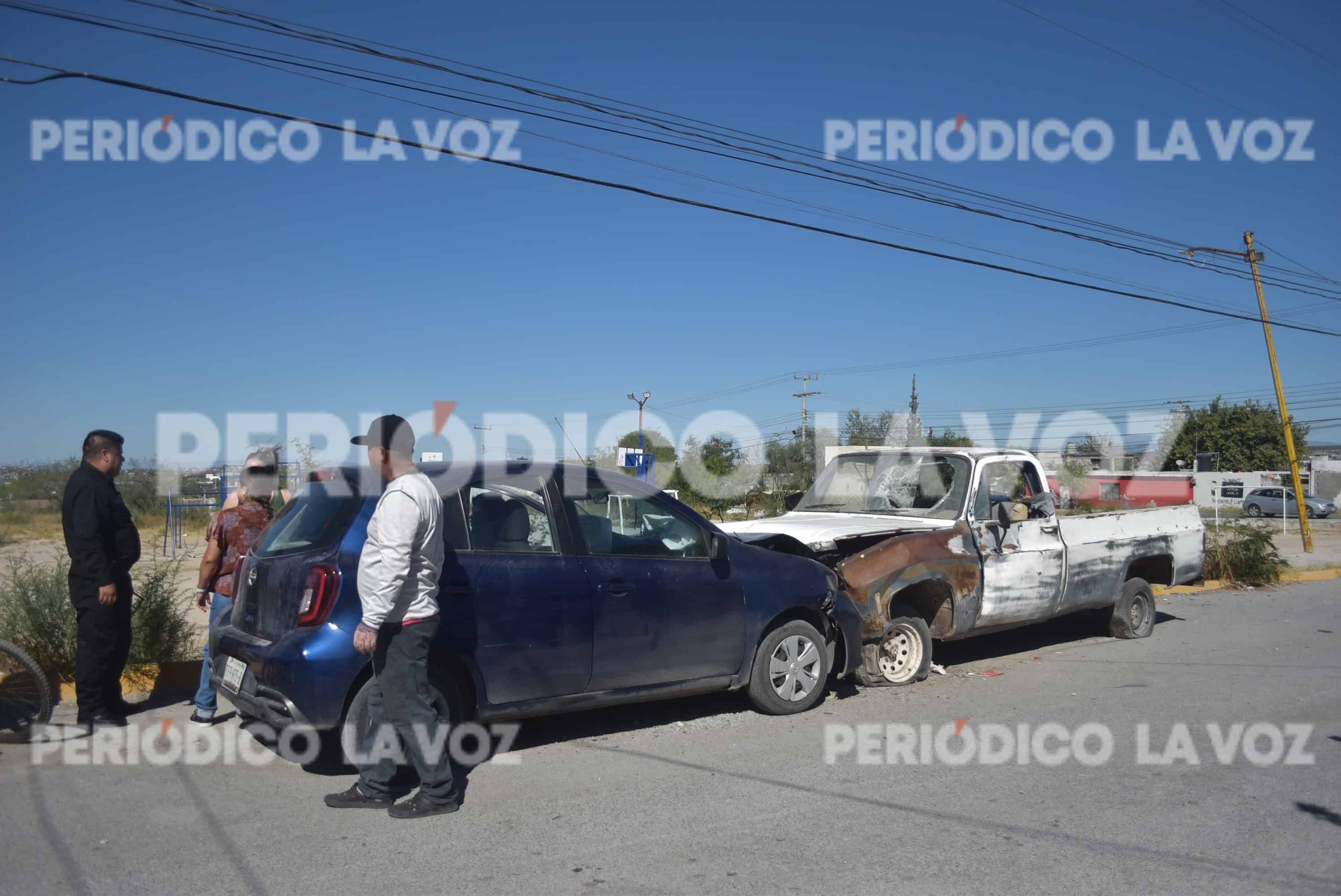 Choca de lleno vieja camioneta