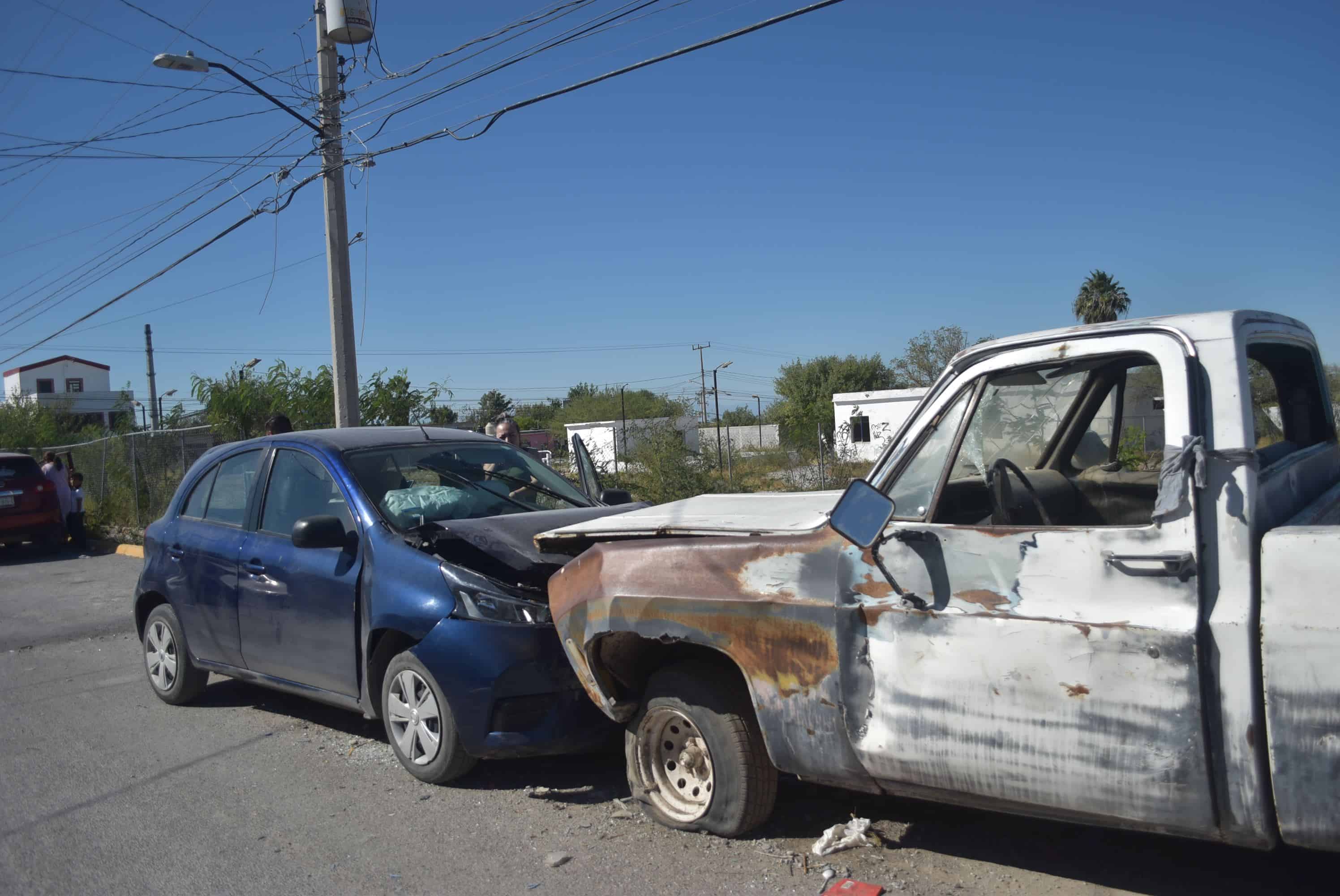 Choca de lleno vieja camioneta