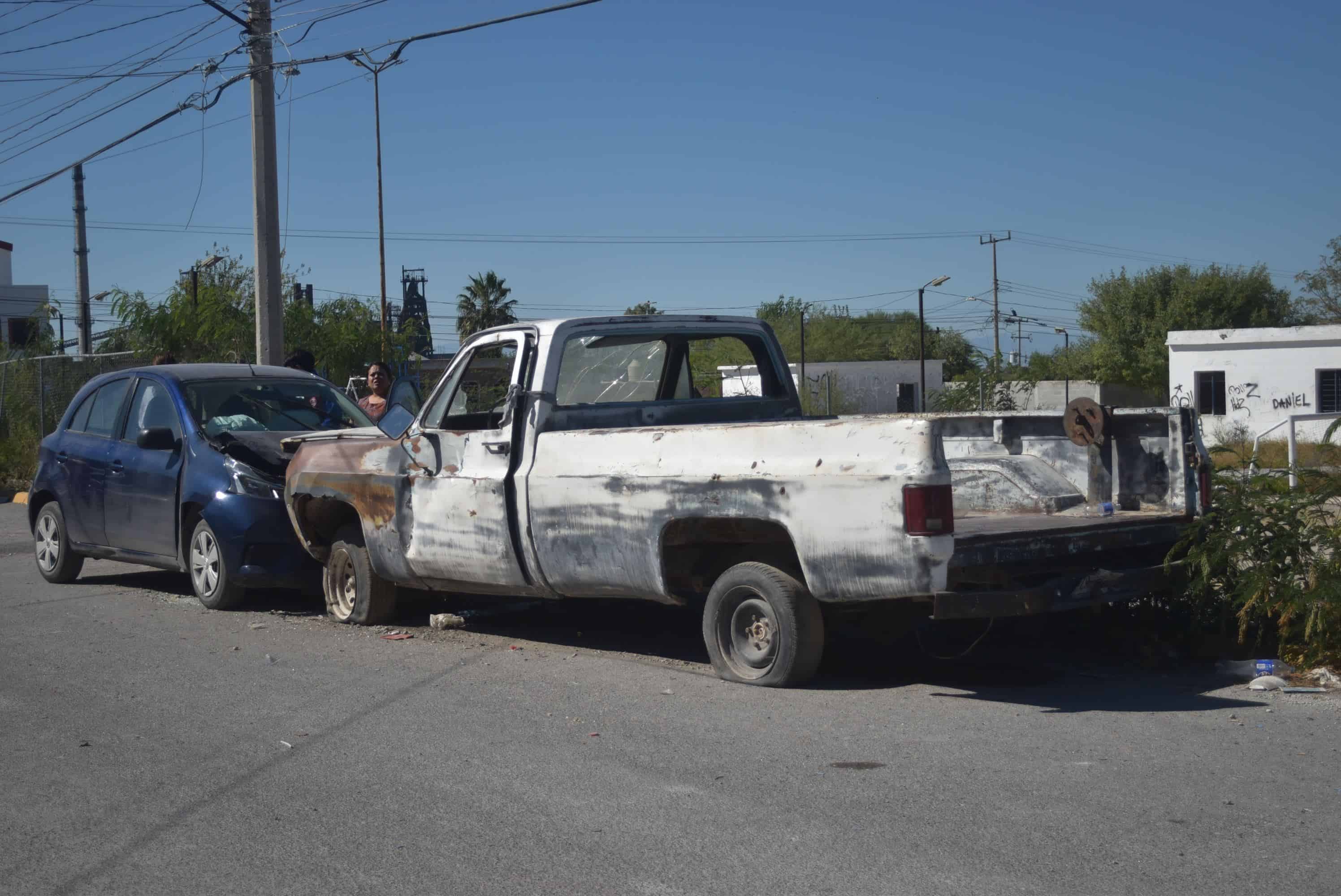 Choca de lleno vieja camioneta