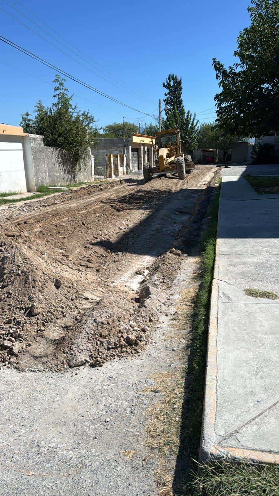 Cuadrillas de Obras Pública iniciaron los trabajos previos para la pavimentación en la calle Carmen Serdán de la colonia Morelos.