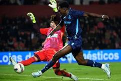 Ochoa es goleado 5-0 en Portugal; recibió hat-trick en 14 minutos