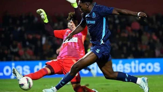 Ochoa es goleado 5-0 en Portugal; recibió hat-trick en 14 minutos