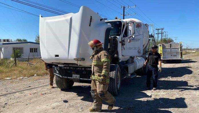 Se incendia camión de empresa de concreto al circular sobre la carretera federal 57