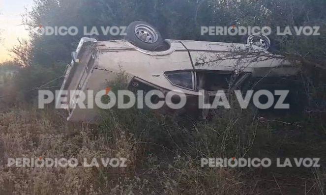 Vuelca auto clásico en Libramiento del Ejido La Cuchilla