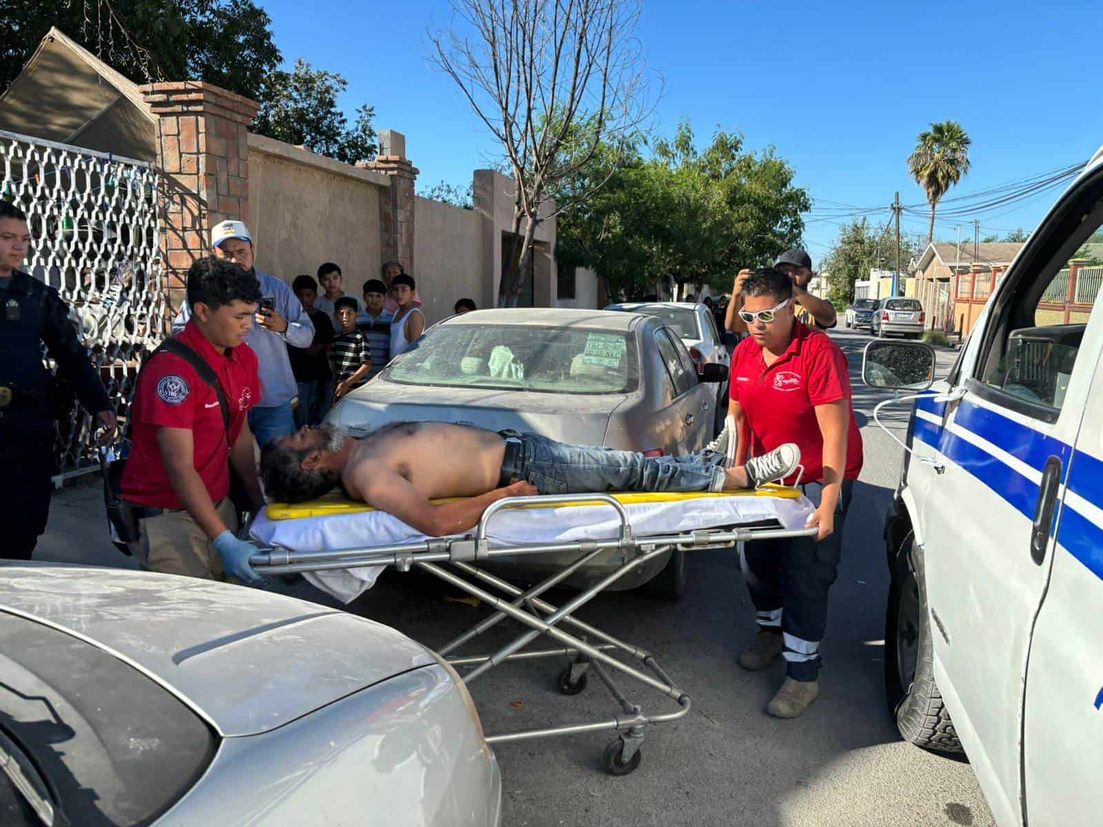 Azota borracho de casa al suelo