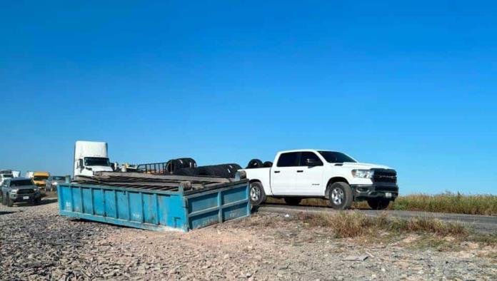 Caja de tráiler se desgancha y vuelca
