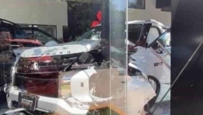 Mujer provoca choque millonario en agencia con auto de prueba