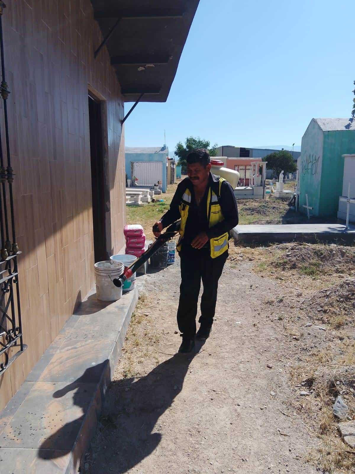 Personal de Salud Municipal llevó a cabo la fumigación al interior del Panteón Dolores.