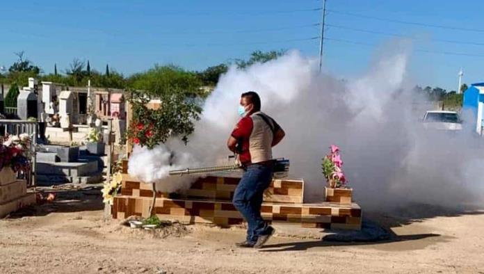 Refuerzan limpieza y fumigación en panteones de Allende previo al Día de Muertos