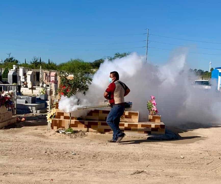 Refuerzan limpieza y fumigación en panteones de Allende previo al Día de Muertos