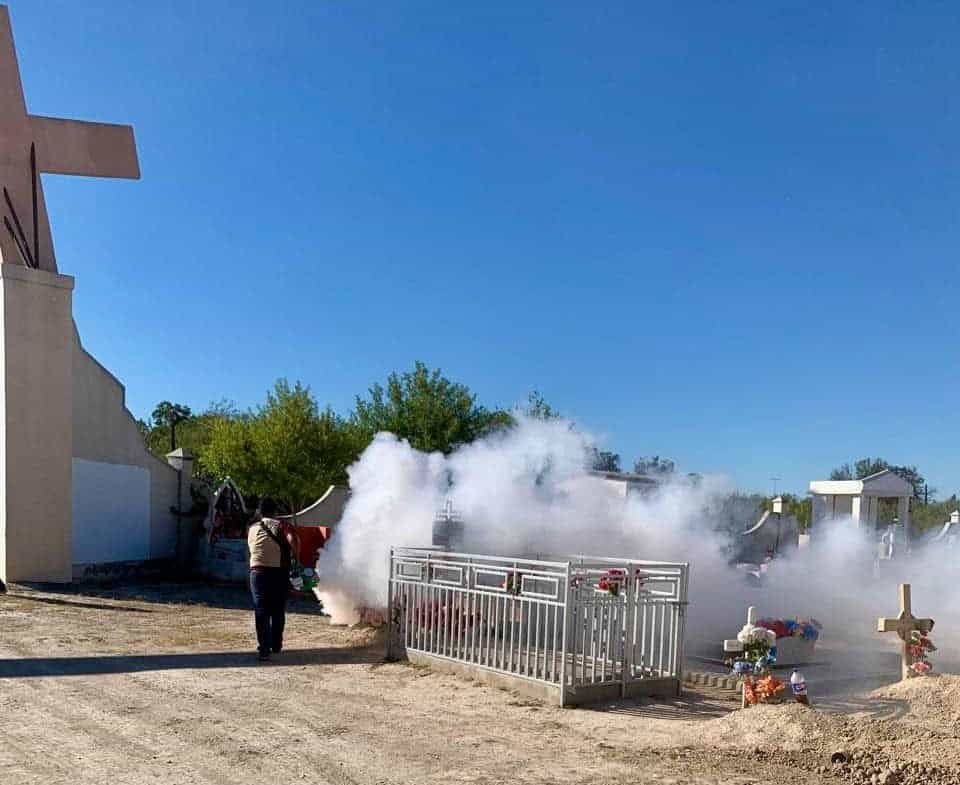 Refuerzan limpieza y fumigación en panteones de Allende previo al Día de Muertos