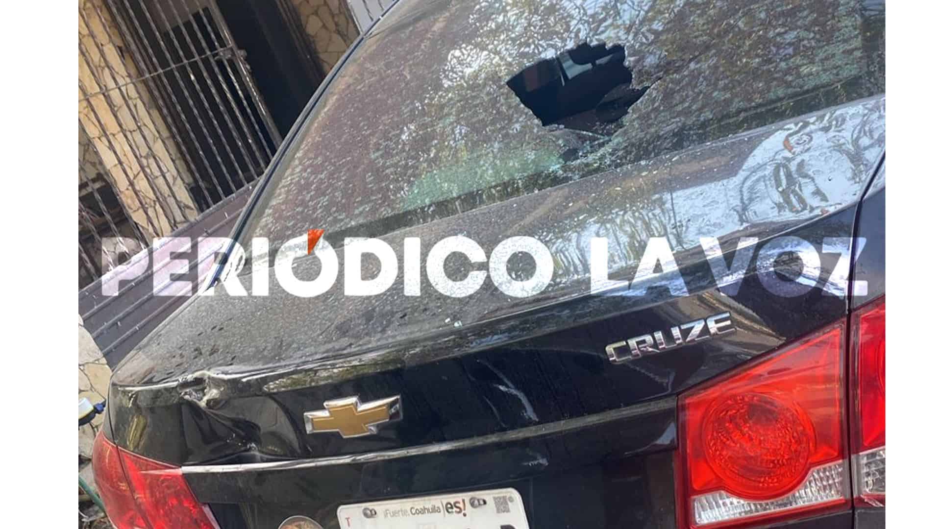 Causa destrozos a auto de su rival