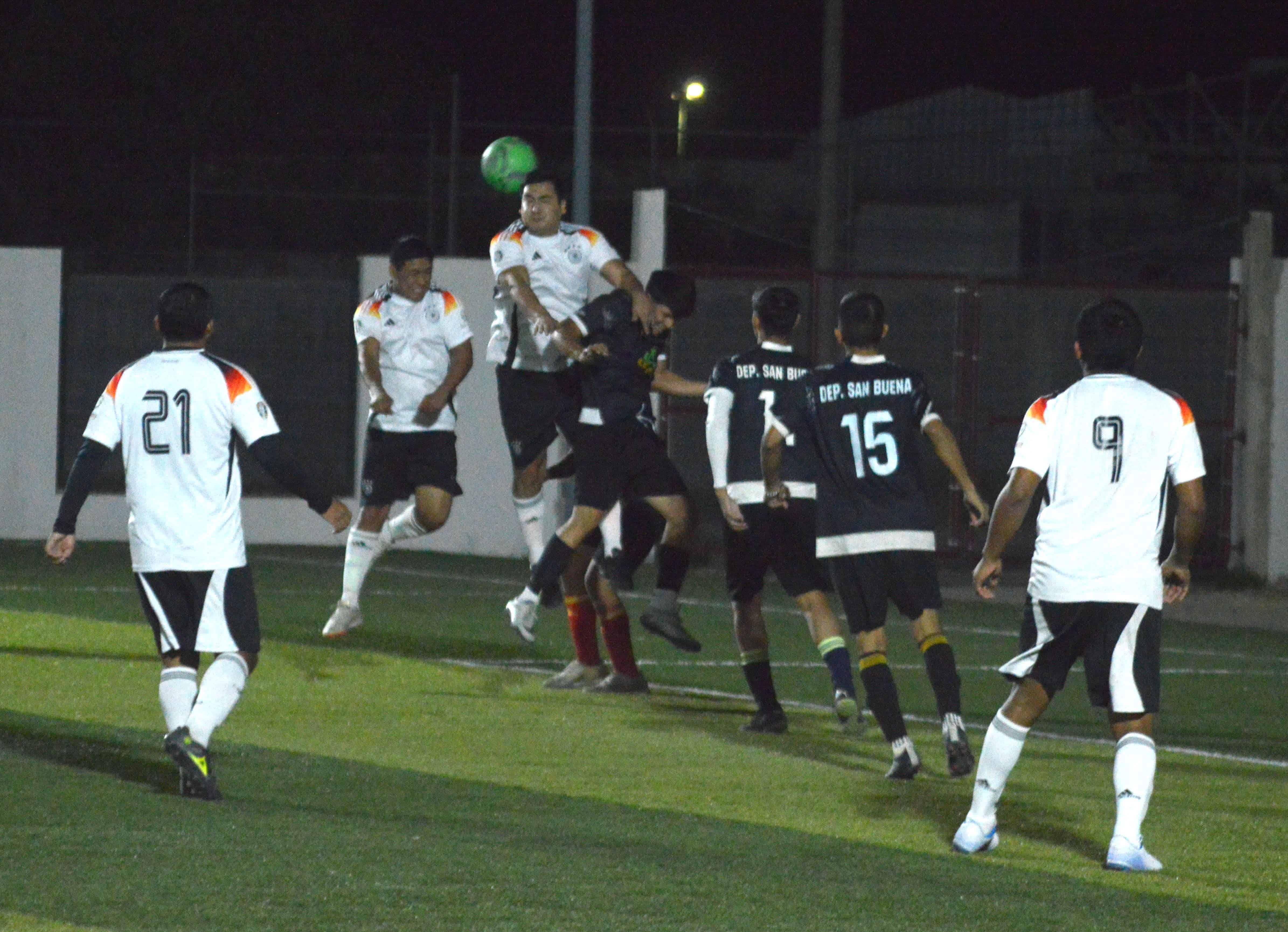 En duelo de abajeños, el Deportivo San Buena venció por 4-3 al equipo de Halcones.