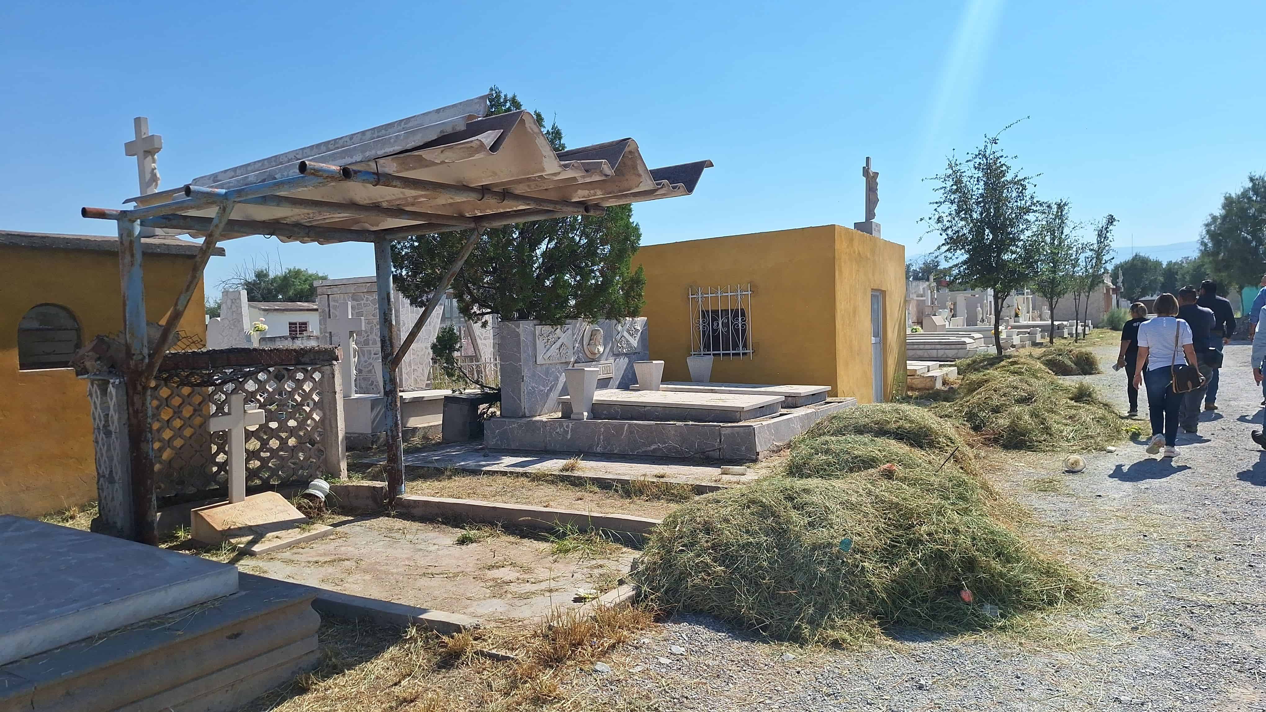 Avanza limpieza en el panteón municipal.