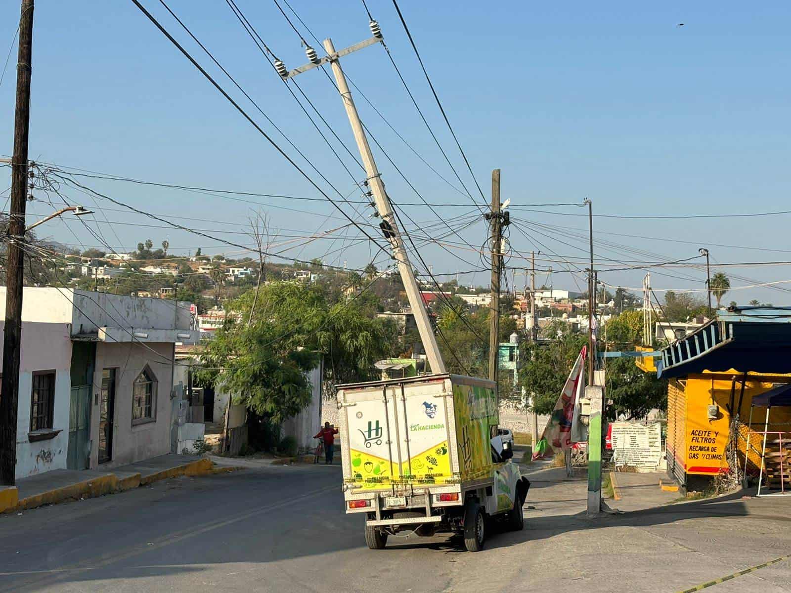 Incrusta troca del jale en poste de CFE