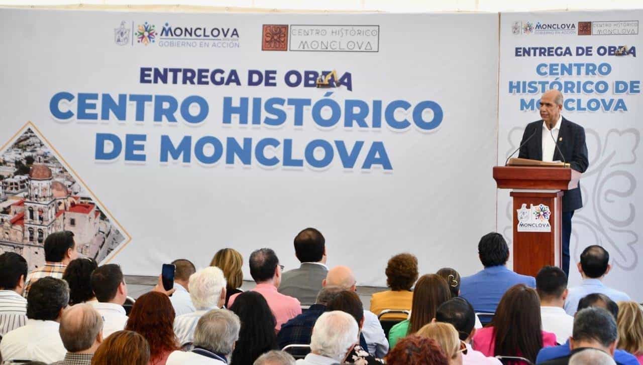 El alcalde Mario Dávila corta el listón, dando inicio a una nueva etapa para el Centro Histórico de Monclova, en una ceremonia acompañada de ciudadanos y funcionarios.