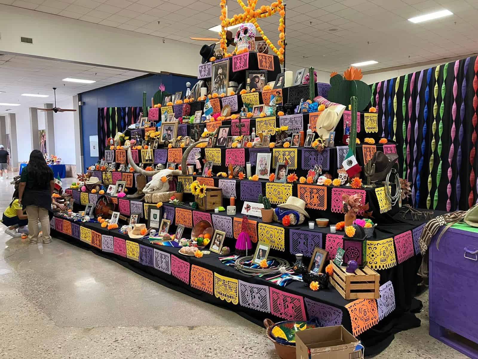 Ciudad Acuña Celebra el Día de Muertos con un Gran Altar