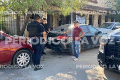 Causa destrozos a auto de su rival