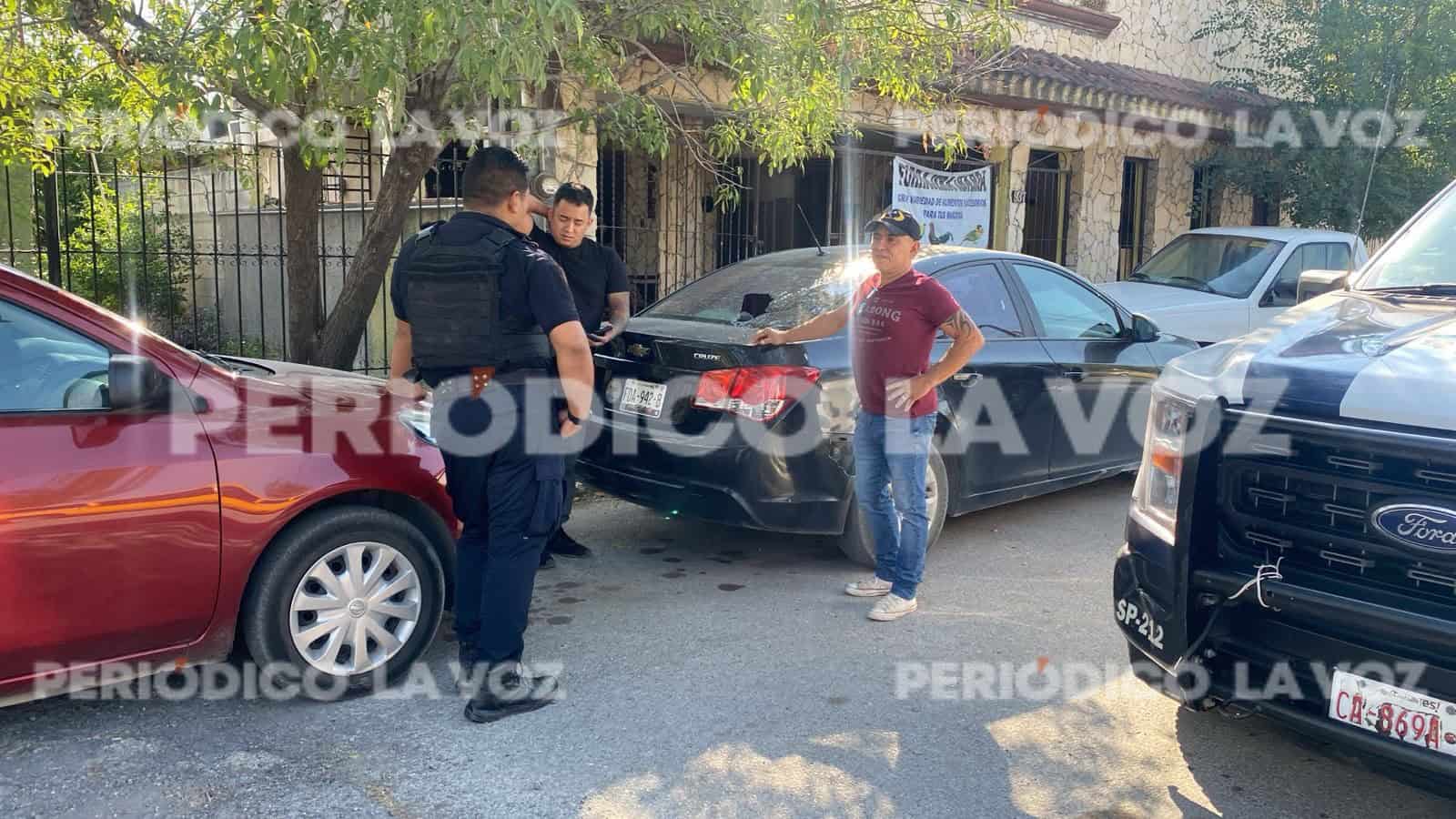 Causa destrozos a auto de su rival