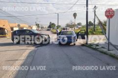 Le arranca defensa a camioneta en choque