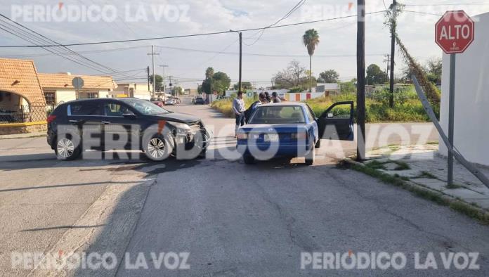 Le arranca defensa a camioneta en choque