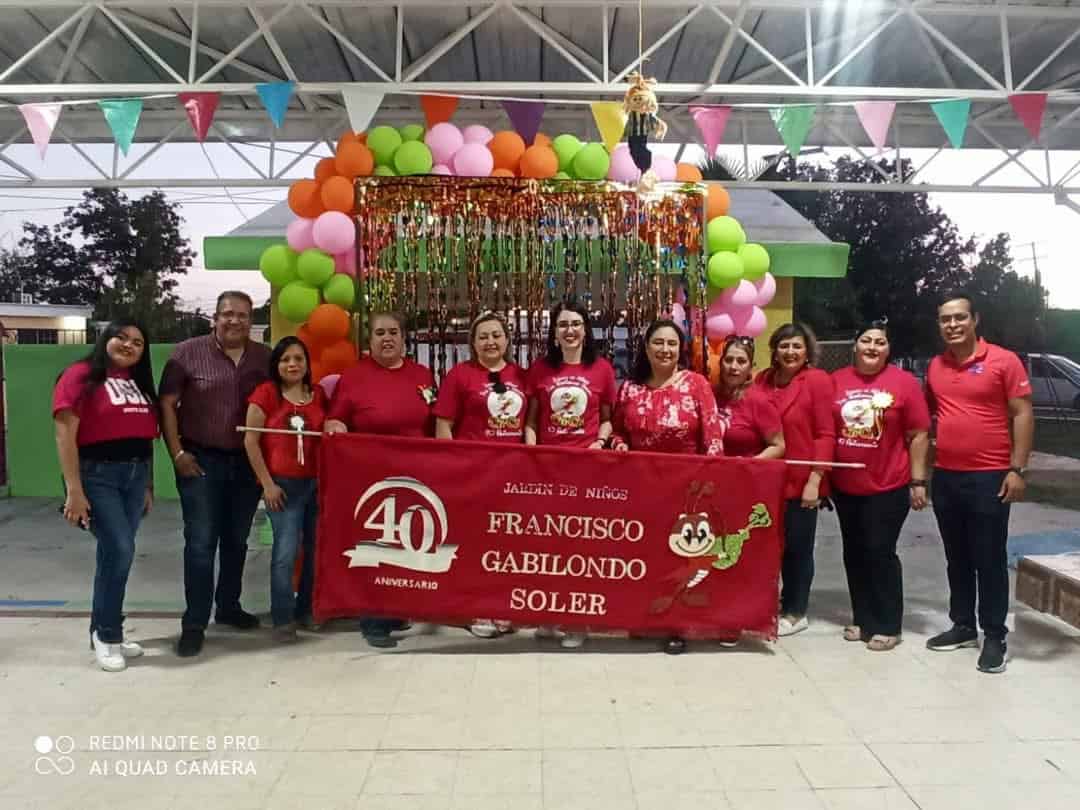 Directora y personal docente agradecieron el apoyo de la comunidad durante los festejos del 40 aniversario del Jardín de Niños Francisco Gabilondo Soler.