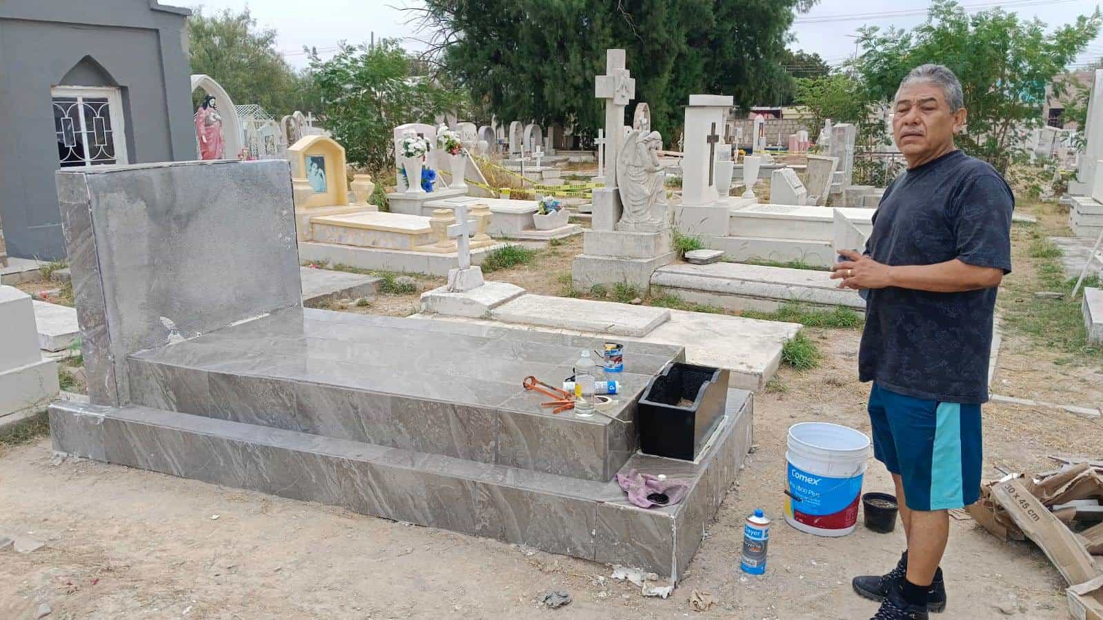 Max Vega García repara tumba de sus familiares que fue vandalizada.