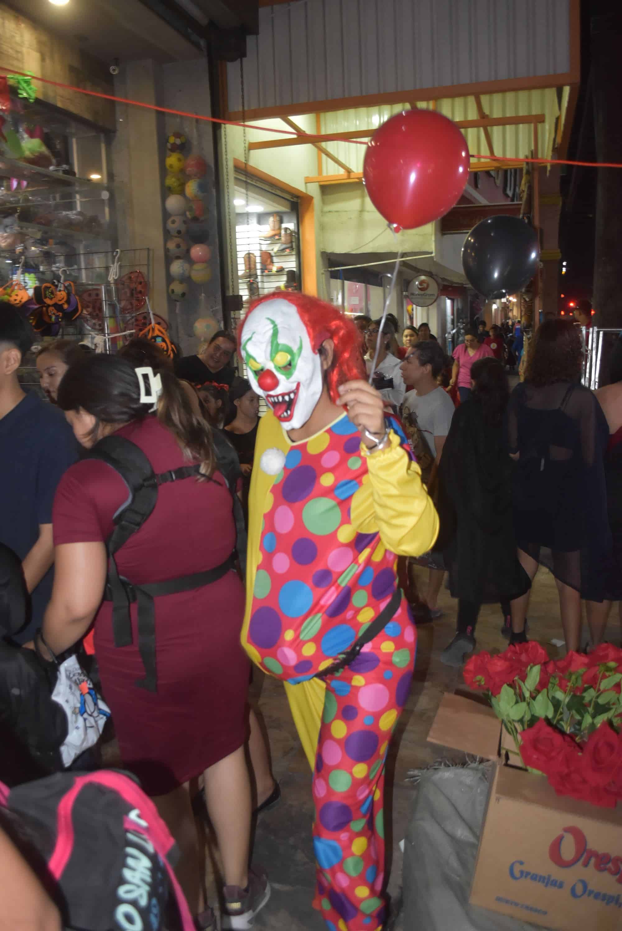 Con gran alegría recibieron los pequeñines la noche de Halloween